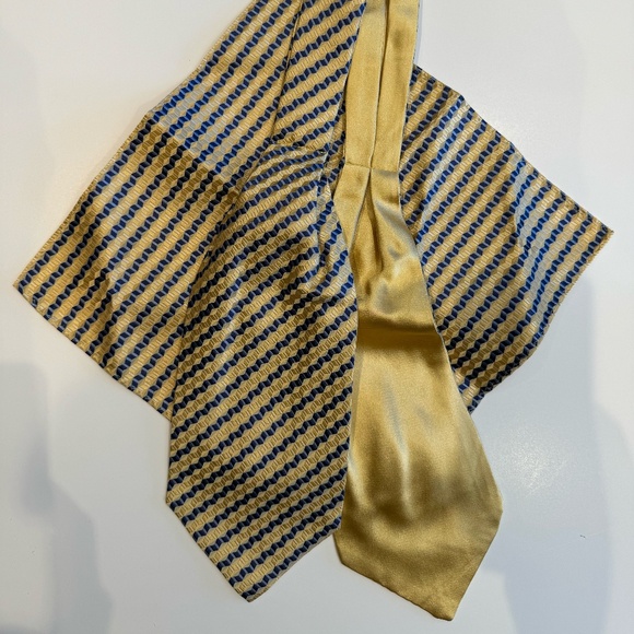 Silk Ascot with Matching handkerchief in Yellow / Blue geometric pattern. - Picture 1 of 3